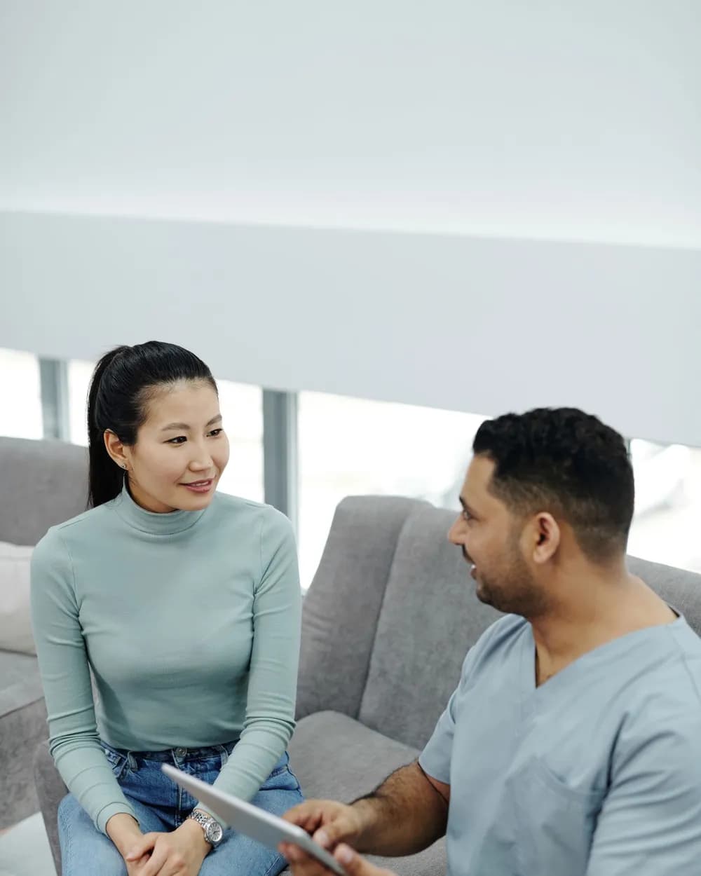 Odontólogo conversando con una paciente sobre su plan de tratamiento
